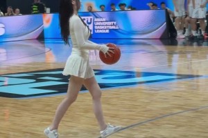 完啦 小孩哥投篮一发命中，球入篮后打翻奶奶炖的螃蟹煲！